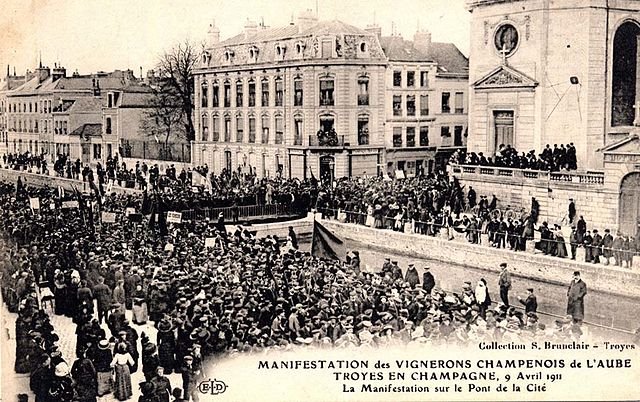 Postcard of protestors during the Champagne riots (Credit: Wikimedia Commons, Public Domain